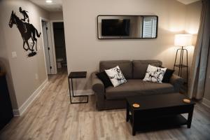 Χώρος καθιστικού στο Cozy Pool & Hot Tub Retreat by Casino