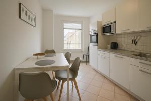 Кухня или мини-кухня в Old Town Apartments
