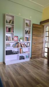 Η βιβλιοθήκη του καταφυγίου