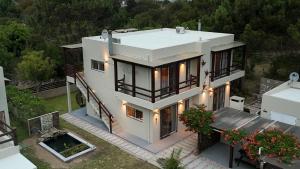 Το κτήριο όπου στεγάζεται  η παραθεριστική κατοικία