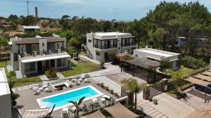 an aerial view of a house with a swimming pool at Complejo il Pensiero Punta del Diablo in Punta Del Diablo
