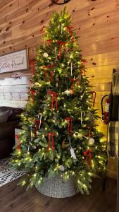 Fotografie z fotogalerie ubytování Enchanted Forest Cabin And Teepee! Lights & Laser Show! Private Hot Tub! Unique Stay! v destinaci Sevierville