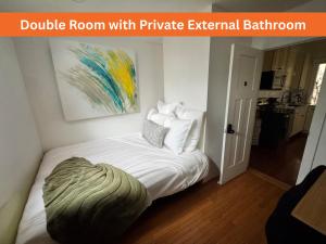 Postel nebo postele na pokoji v ubytování 20 min NYC-Modern Private Room-Queen Bed-Parking Available But Confirm with Hosts