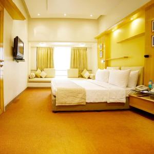 Un televizor și/sau centru de divertisment la Hotel Atlantis Suites By signature Stays