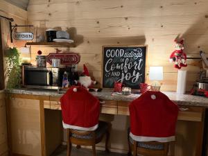 Eine Küche mit Weihnachtsmannstühlen an der Theke in der Unterkunft Creekwood Cottage in Peru