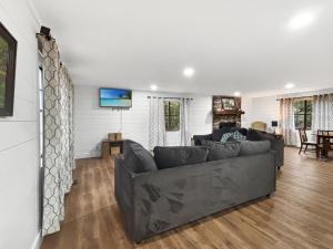 un soggiorno con un divano e una TV di Blindfrog a Scottsboro