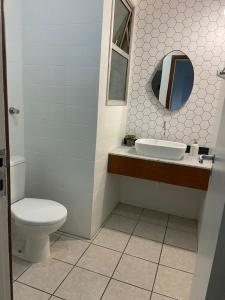 AP bem localizado na Praia do Canto في فيتوريا: حمام مزود بمرحاض ومغسلة ومرآة