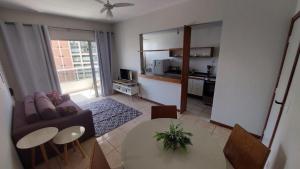 AP bem localizado na Praia do Canto في فيتوريا: غرفة معيشة بها أريكة وطاولة +20 صورة