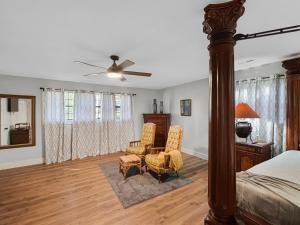 una camera con letto, sedia e ventilatore di Blindfrog a Scottsboro