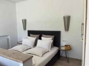 Ένα ή περισσότερα κρεβάτια σε δωμάτιο στο urban oasis in harhoura steps from the beach