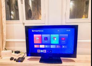 Μια τηλεόραση ή/και κέντρο ψυχαγωγίας στο urban oasis in harhoura steps from the beach