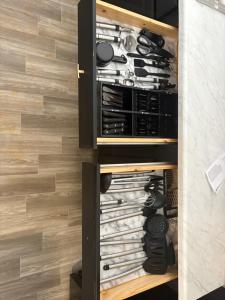 8mins from Jaguar stadium & the Historical Riverside في جاكسونفيل: خزانة مليئة بالكثير من كؤوس النبيذ +9 صور