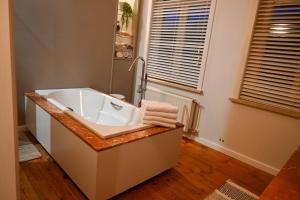 Maison Rose في إبير: حمام مع حوض أبيض ونافذة +39 صورة