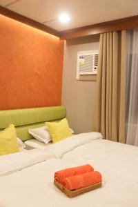 Ένα ή περισσότερα κρεβάτια σε δωμάτιο στο House of Keul - 2BR cozy condo in Dumaguete with pool and free laundry for long term guests up to 4 pax