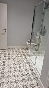 Victorian Suites Apartment في ساوثبورت: حمام مع مرحاض ومرآة +3 صور