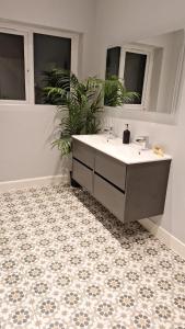 Victorian Suites Apartment في ساوثبورت: حمام مع حوض استحمام ومغسلة وأرضية من البلاط