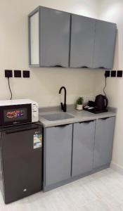 a kitchen with a sink and a microwave at شقة استديو- السليمانية in Riyadh