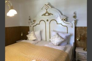 En eller flere senge i et værelse på BoLA Ferienwohnung Hamburg Nr 26 Shabby für 2 Personen, Parkplatz