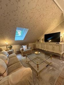 Et tv og/eller underholdning på BoLA Ferienwohnung Hamburg Nr 28 Shabby für 7 Personen, Parkplatz