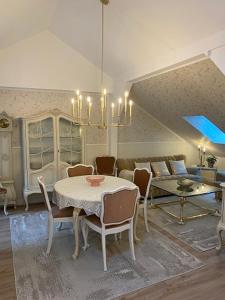 Et opholdsområde på BoLA Ferienwohnung Hamburg Nr 28 Shabby für 7 Personen, Parkplatz