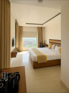 Un pat sau paturi într-o cameră la Hotel Atlantis Suites By signature Stays