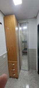 Hostel33 brazil praia في كاراغواتاتوبا: خزانة مع خزانة خشبية ومرآة