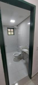 Hostel33 brazil praia في كاراغواتاتوبا: حمام مع مرحاض ومغسلة