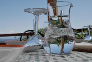 szklaną wazę siedzącą na stole w obiekcie Ospitalità Rurale l'Uccelliera w Lukce