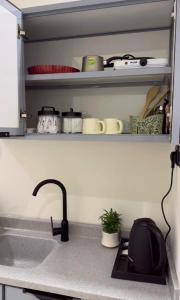 a kitchen counter top with a sink and a kitchen counter top with a sink at شقة استديو- السليمانية in Riyadh