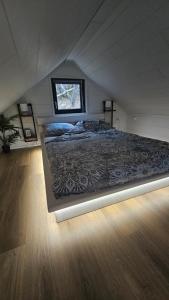 Ένα ή περισσότερα κρεβάτια σε δωμάτιο στο Tiny House 1 Dedinky Wellness Slovenský raj