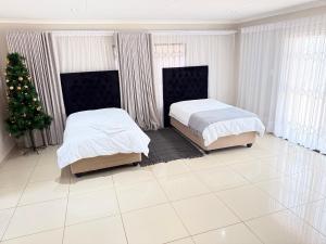 Postel nebo postele na pokoji v ubytování Latifahs Home + 5 fotografií