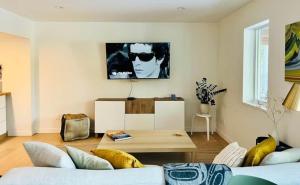 Φωτογραφία από το άλμπουμ του Luxury 1BR at Red Mountain Ski-Bike Sauna σε Rossland