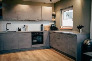 Nhà bếp/bếp nhỏ tại Traumnest Eifel mit Sauna & Whirlpool