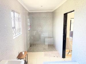 Koupelna v ubytování Latifahs Home