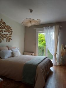 Ένα ή περισσότερα κρεβάτια σε δωμάτιο στο La maison des doux souvenirs