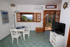 Una televisión o centro de entretenimiento en Trulli Sul Mare