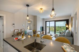 cocina y sala de estar con vistas a la sala de estar. en Los Flamencos Isla Canela 2, en Isla Canela