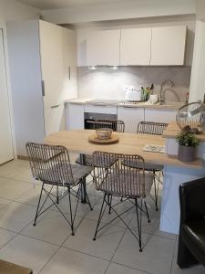 a kitchen with a table and chairs in it at appartement 2 pieces avec parking ds résidence in Palavas-les-Flots