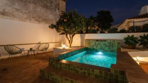 une piscine au milieu d'un patio la nuit dans l'établissement Casa da Se Modern Comfort Silves best choice, à Silves