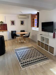 a living room with a table and a dining room at Casa da Se Cottage in Silves