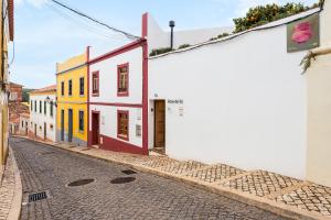a cobblestone street in a town with colorful buildings at Casa da Se Cottage in Silves