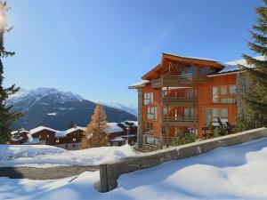 a building in the snow with mountains in the background at Luxueux Appartement 4* Alpin, 5 Pièces, 4 Ch, Proche Pistes, Parking, WiFi - FR-1-398-549 in La Rosière