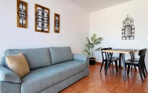 ein Wohnzimmer mit Sofa und Tisch in der Unterkunft Casa Yalbash in Elvas