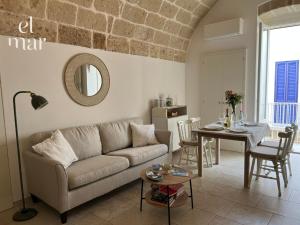 ein Wohnzimmer mit Sofa und Tisch in der Unterkunft EL-MAR housea exclusive terrace, sea view in Polignano a Mare