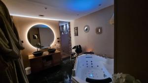 Galería fotográfica de Nouveau - L'instant Passion - Love Room en Cherbourg en Cotentin 11 fotos más