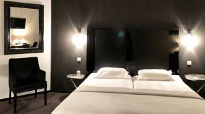 Un pat sau paturi într-o cameră la Hotel Pommerloch