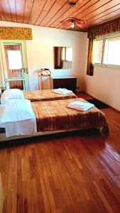 Ένα ή περισσότερα κρεβάτια σε δωμάτιο στο Luminoso e centralissimo attico, splendida vista panoramica sulle Dolomiti e sulle piste olimpiche