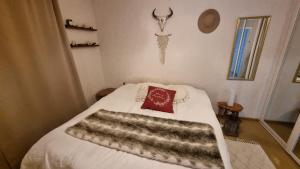 een slaapkamer met een wit bed met een deken erop bij Do you like peace and silence in Tervola