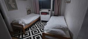 een kleine kamer met 2 bedden en een dressoir bij Do you like peace and silence in Tervola