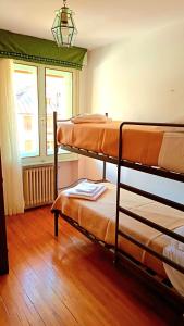 Ένα ή περισσότερα κρεβάτια σε δωμάτιο στο Luminoso e centralissimo attico, splendida vista panoramica sulle Dolomiti e sulle piste olimpiche